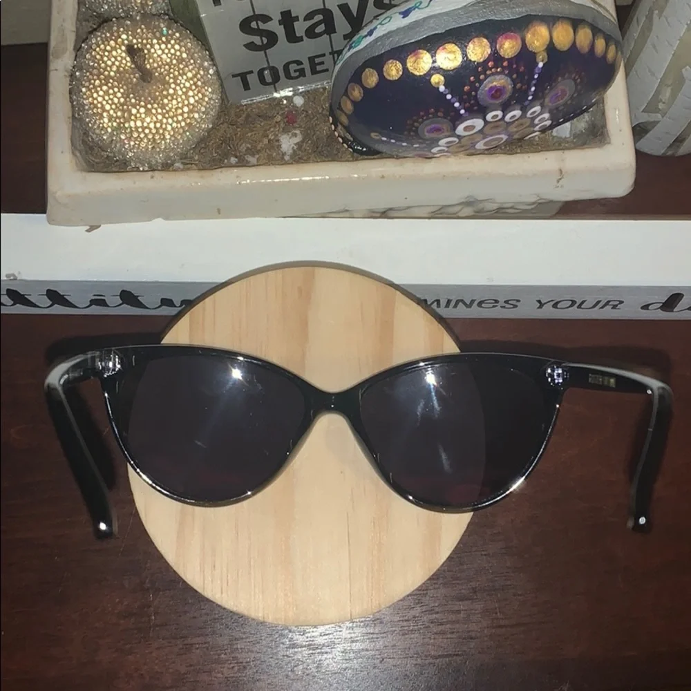 Foster Grant Sunglasses Cat Eye Frames Black Gold EUC